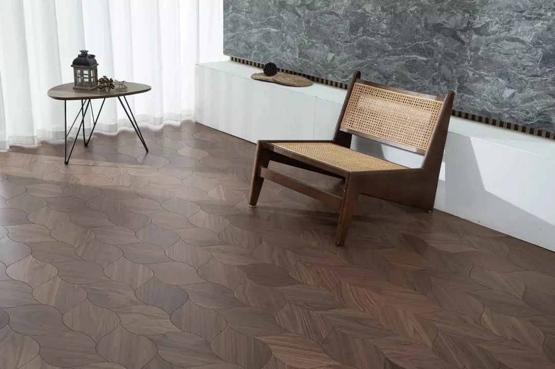 Parquet Floem in noce nero americano posato in un interno